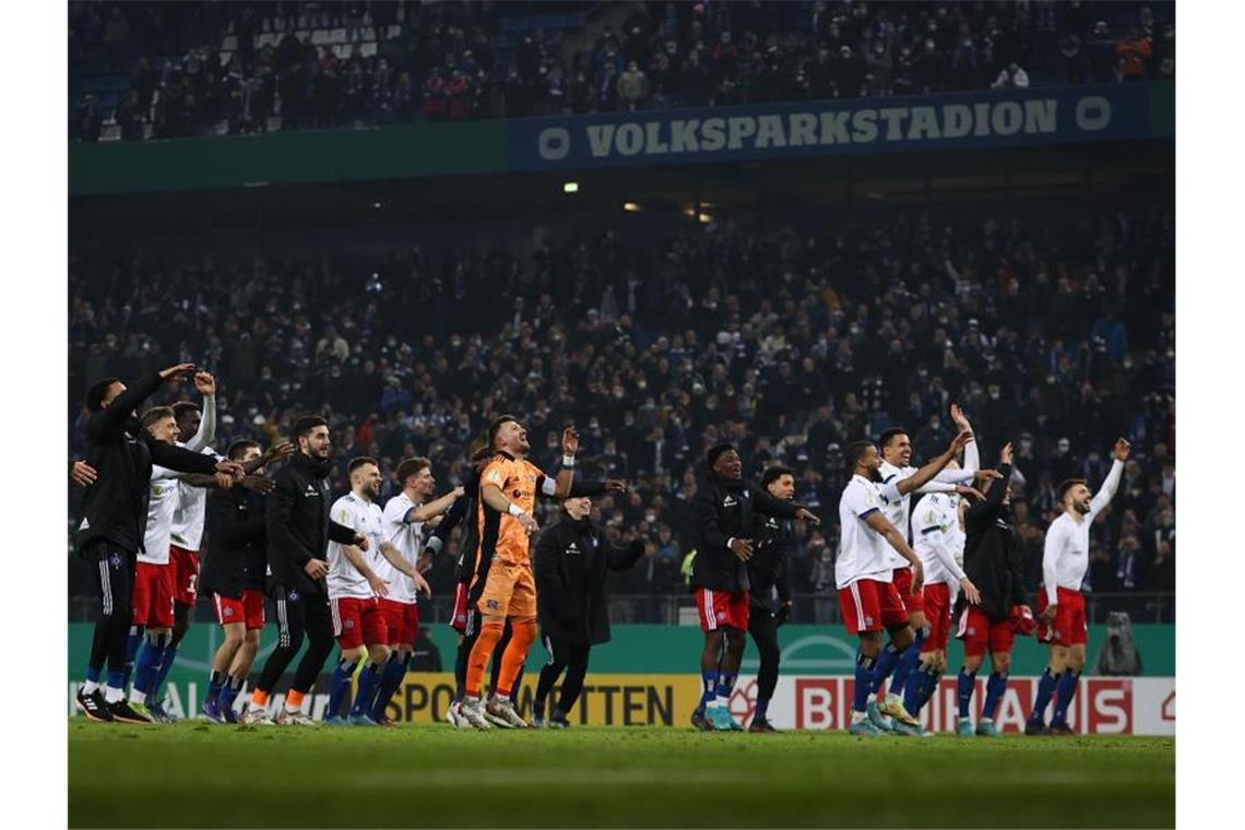 Leipzig locker, HSV und Freiburg mit Drama: Halbfinale fix Hamburgs Spieler feiern ihren Sieg mit den Fans. Foto: Christian Charisius/dpa