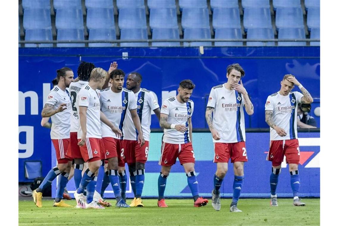 Hamburgs Spieler freuen sich über einen Treffer gegen den VfL Osnabrück. Foto: Axel Heimken/dpa/Archivbild