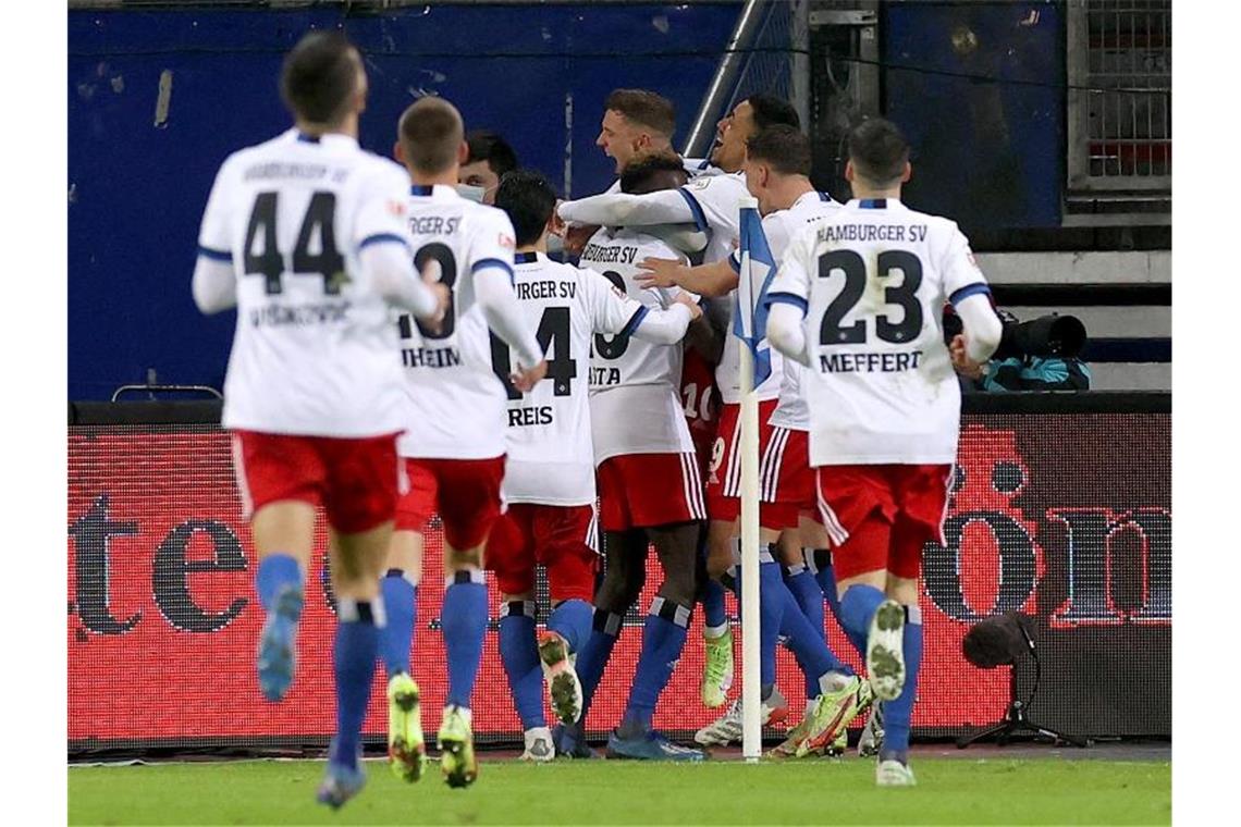 Hamburgs Spieler jubeln über den Treffer zum 2:1-Sieg gegen den FC St. Pauli. Foto: Christian Charisius/dpa