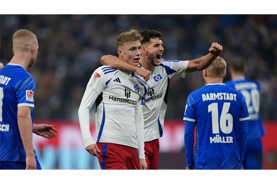 HSV verpasst Rückkehr auf Rang zwei nach 2:2 gegen Darmstadt Hamburgs Torschütze Adam Karabec (l) jubelt nach seinem Treffer zum 2:1 mit Hamburgs Daniel Elfadli.