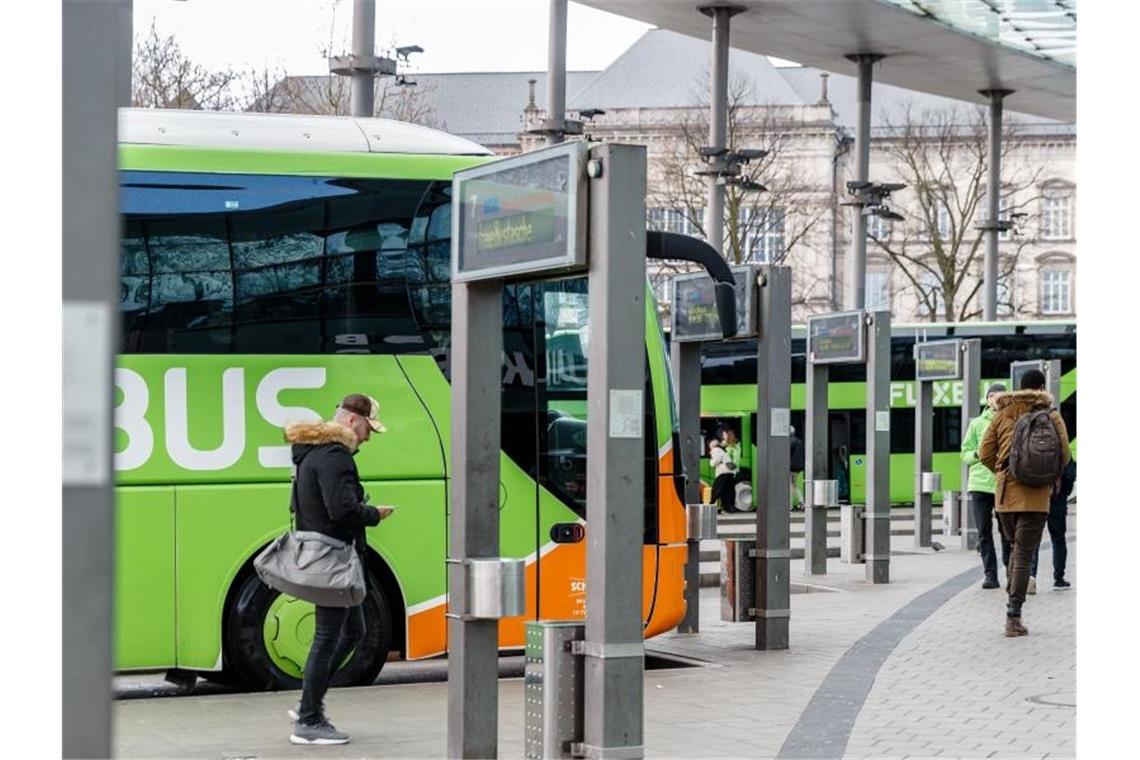 Viel Platz in Zügen und Bussen - Dickes Minus bei Fahrgästen