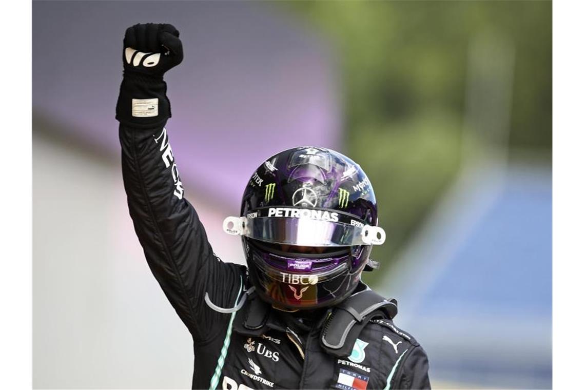 Totalschaden für Vettel und Ferrari bei 85. Hamilton-Sieg Hamilton durfte sich am Ende über seinen insgesamt 85. Sieg in der Königsklasse freuen. Foto: Mark Thompson/Pool Getty/AP/dpa