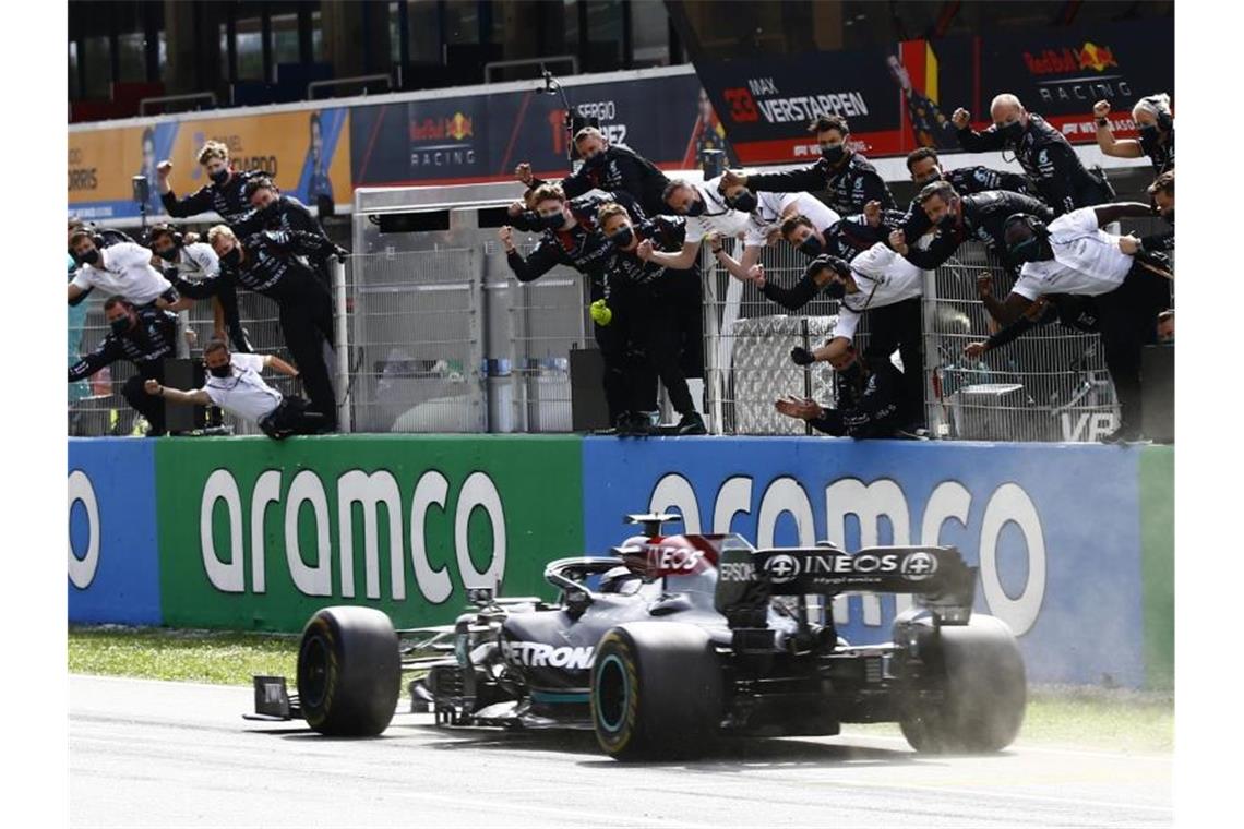 Hamilton fährt unter dem Jubel seines Teams über die Ziellinie und gewinnt damit den Großen Preis von Spanien. Foto: Joan Monfort/AP/dpa
