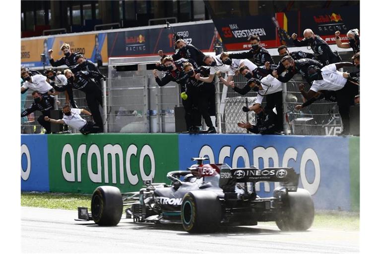 Hamilton fährt unter dem Jubel seines Teams über die Ziellinie und gewinnt damit den Großen Preis von Spanien. Foto: Joan Monfort/AP/dpa