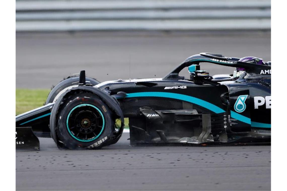 Hamilton siegt kurios - Desaster für Vettel und Hülkenberg Hamilton gewann das Rennen trotz eines Reifenschadens. Foto: Andrew Boyers/Pool Reuters/AP/dpa