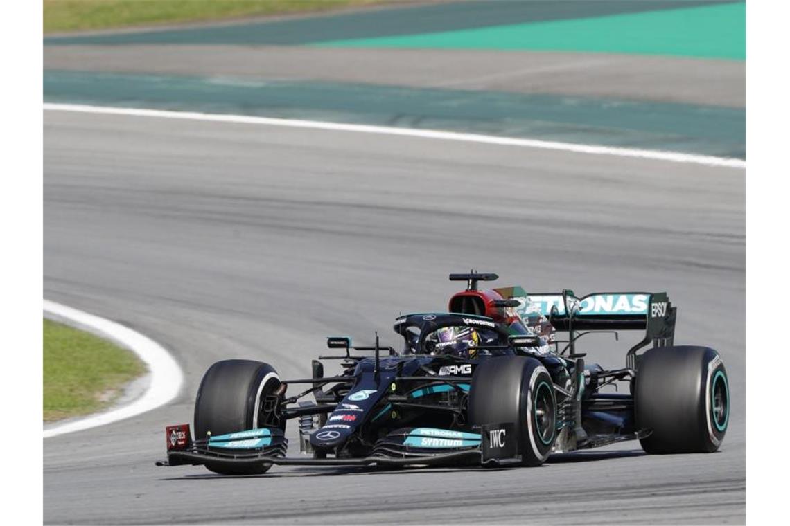 Hamilton schlägt in São Paulo gegen Verstappen zurück Hamilton rückt mit seinem Sieg bis auf 14 Punkte an WM-Spitzenreiter Verstappen heran. Foto: Marcelo Chello/AP/dpa