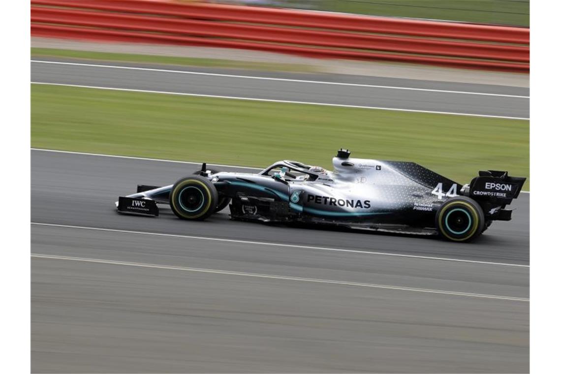 Vettel-Tiefpunkt nach Brachial-Manöver - Hamilton gewinnt Hamilton verwies seinen Teamkollegen Valtteri Bottas auf den zweiten Platz. Foto: Luca Bruno/AP