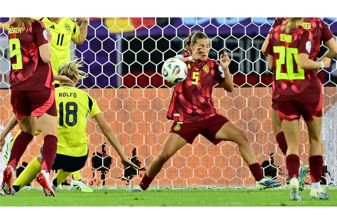 "Liegen am Boden": DFB-Frauen von Schweden vorgeführt Hand auf der Linie - Carlotta Wamser sah dafür Rot.
