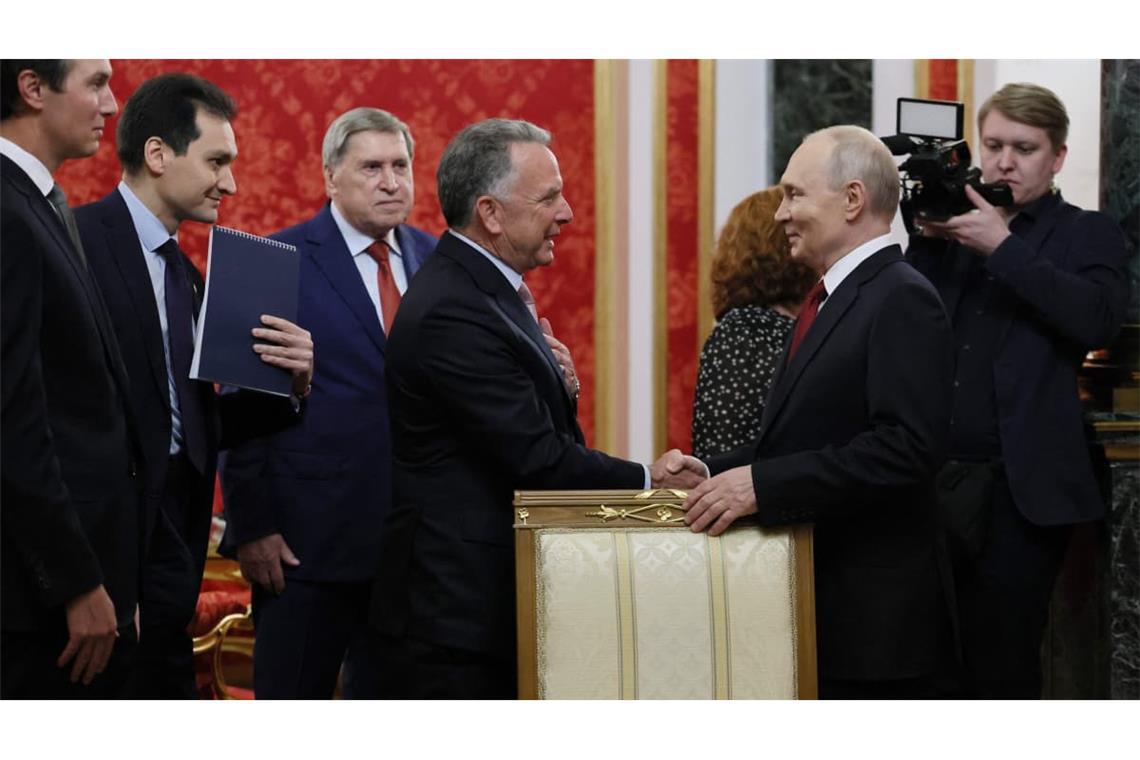 Hand drauf: Russlands Präsident Wladimir Putin begrüßt den US-Sondergesandten Steve Witkoff, der zusammen mit Präsident Donald Trumps Schwiegersohn Jared Kushner (ganz links) angereist ist.