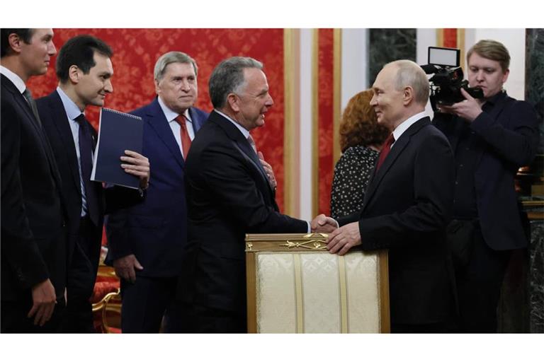 Hand drauf: Russlands Präsident Wladimir Putin begrüßt den US-Sondergesandten Steve Witkoff, der zusammen mit Präsident Donald Trumps Schwiegersohn Jared Kushner (ganz links) angereist ist.