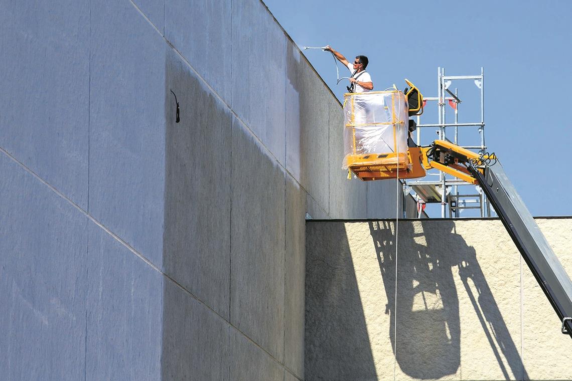 Handarbeit: Bahn um Bahn bekommt die Fassade einen neuen Anstrich.