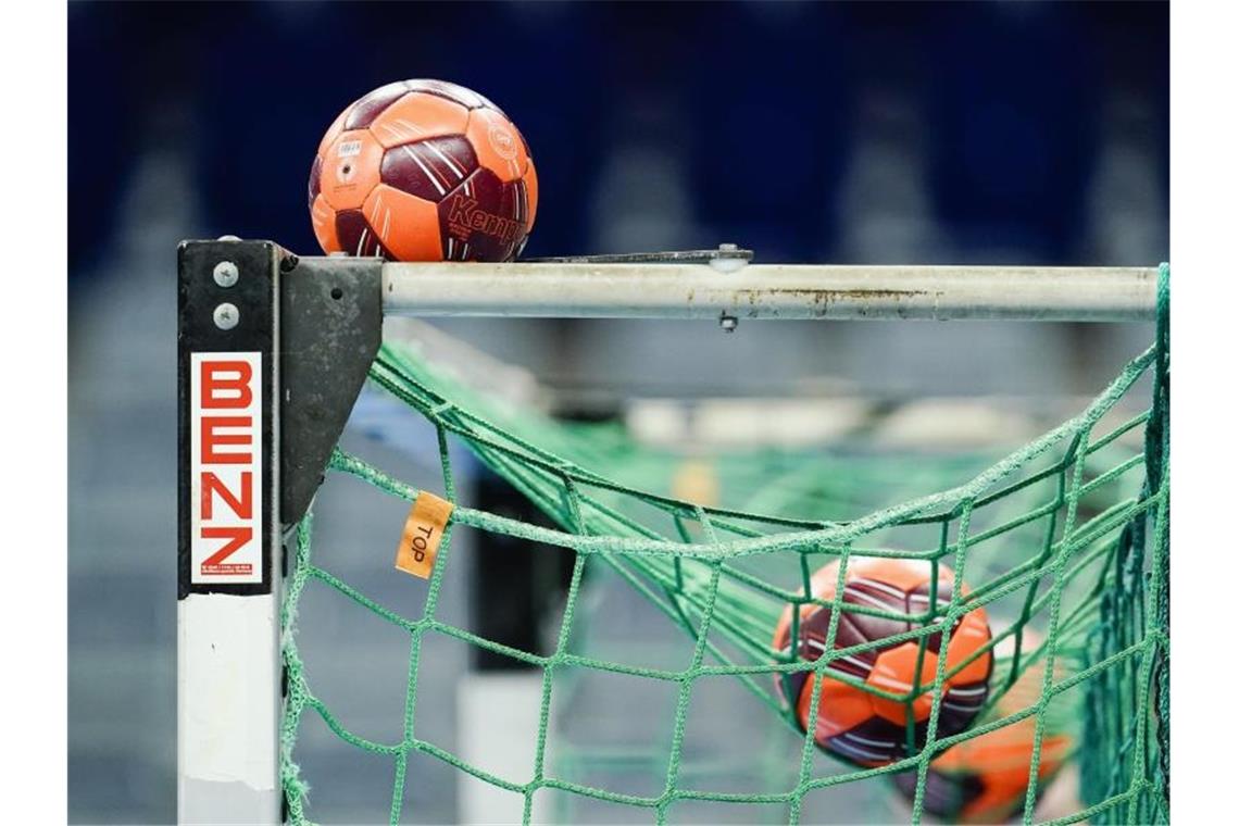 Corona-Fälle beim TBV Lemgo Lippe: Göppingen-Spiel abgesagt Handbälle liegen im Netz eines Tors. Foto: Uwe Anspach/dpa/Symbolbild