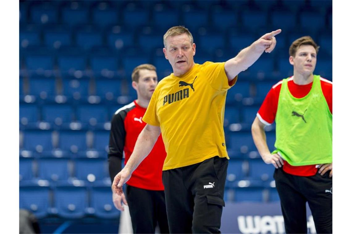 DHB-Coach Gislason sieht EM-Team als Perspektiv-Kader Handball-Bundestrainer Alfred Gislason (M) gibt die Richtung vor. Foto: Sascha Klahn/dpa