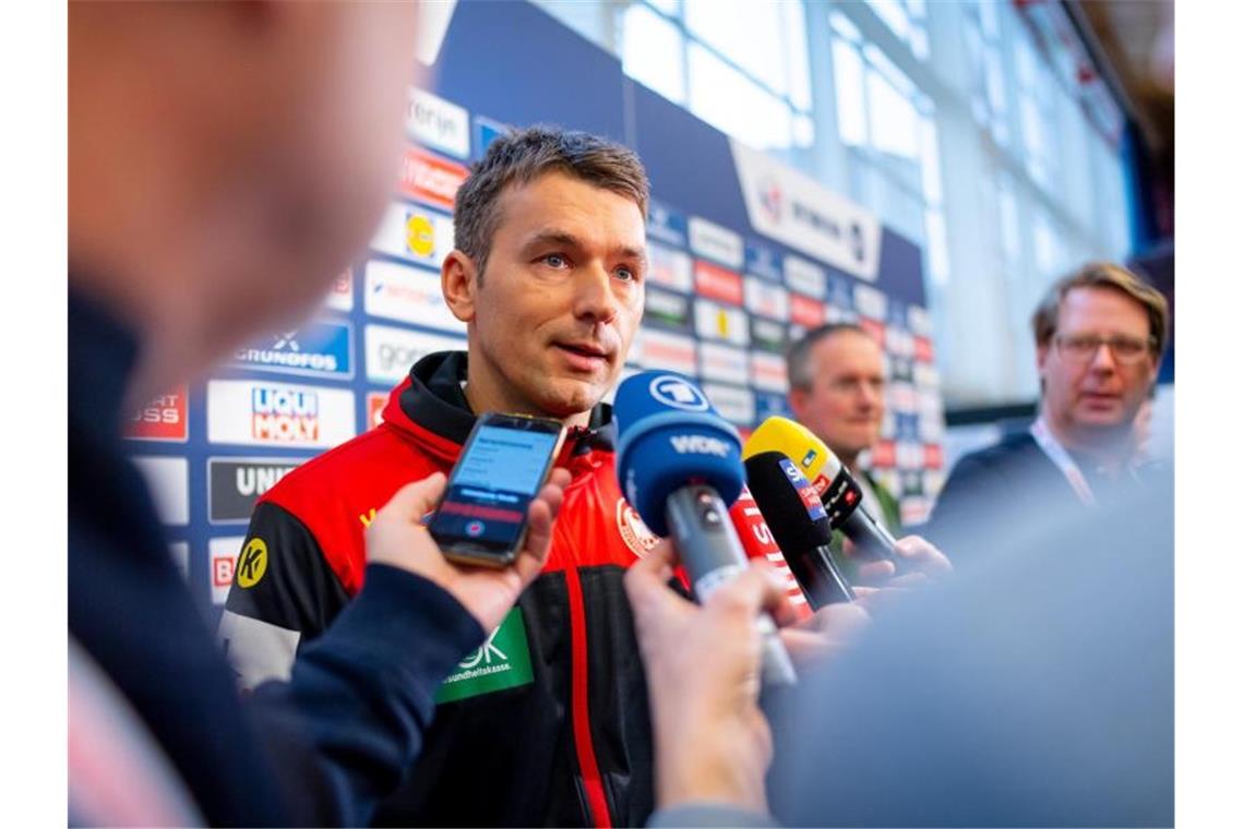 Bundestrainer Prokop will mit DHB-Team in Wien durchstarten Handball-Bundestrainer Christian Prokop stellte sich in Wien den Fragen der Journalisten. Foto: Sascha Klahn/dpa