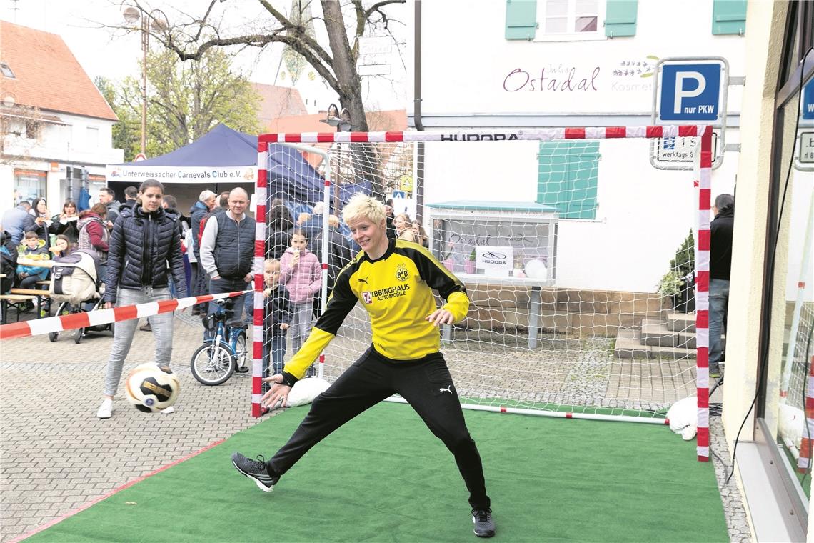 Handball-Nationaltorhüterin Clara Woltering stellte sich den Siebenmeter-Schüssen der Besucher.