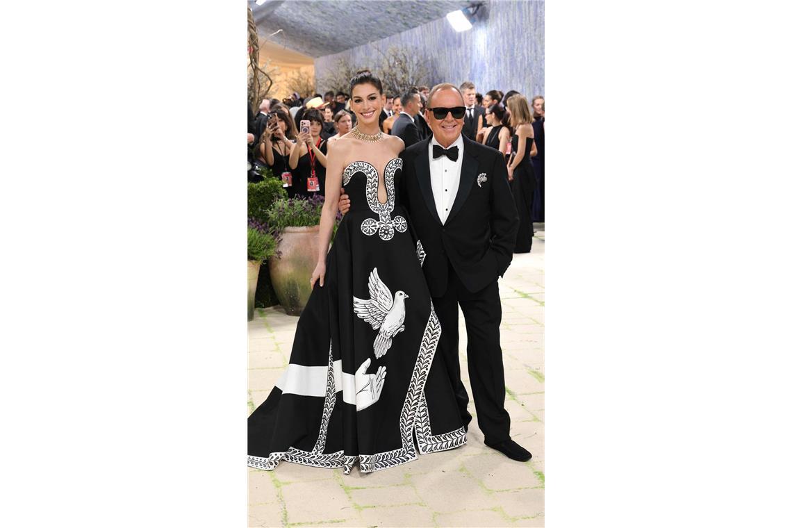 Handbemalt – das Kleid von Anne Hathaway, das im Atelier des Designers Michael Kors entstand, der die Schauspielerin auch zur Met Gala begleitete.