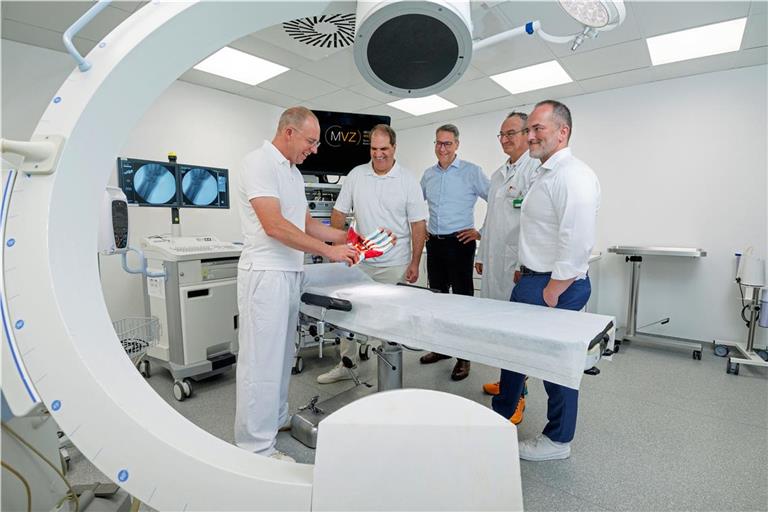 Handchirurg Sebastian Frank (links) steht künftig auch in Backnang am OP-Tisch und verstärkt das Team um MVZ-Leiter Franco Tarantini. Landrat Richard Sigel, Joachim Singer (Chefarzt Orthopädie und Unfallchirurgie am Klinikum Winnenden) und Klinikgeschäftsführer André Mertel freuen sich über das Modernisierungsprojekt. Foto: Rems-Murr-Kliniken/Fuchs