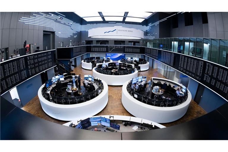 Handelsraum in Frankfurt: Reihenweise börsennotierte Firmen müssen ihre Gewinnziele korrigieren. (Archivbild)