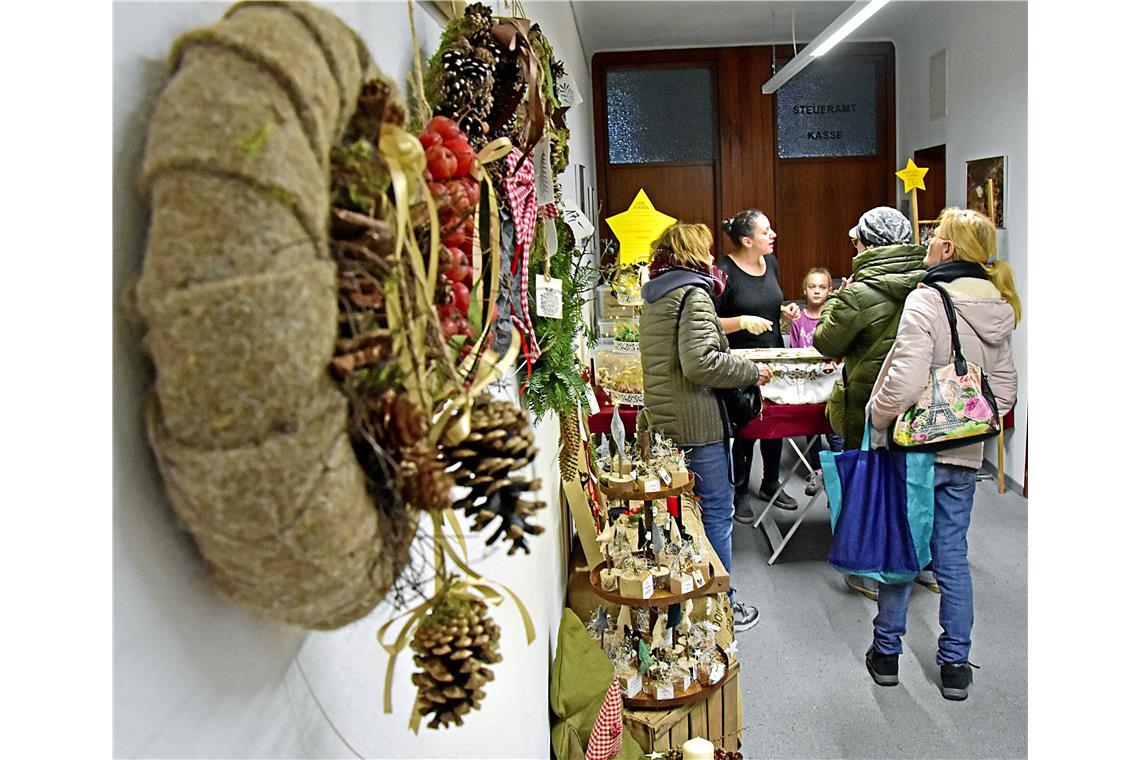 Handgemachte Weihnachtsdeko und selbstgemachte Weihnachtsplätzchen im 2. Oberges...