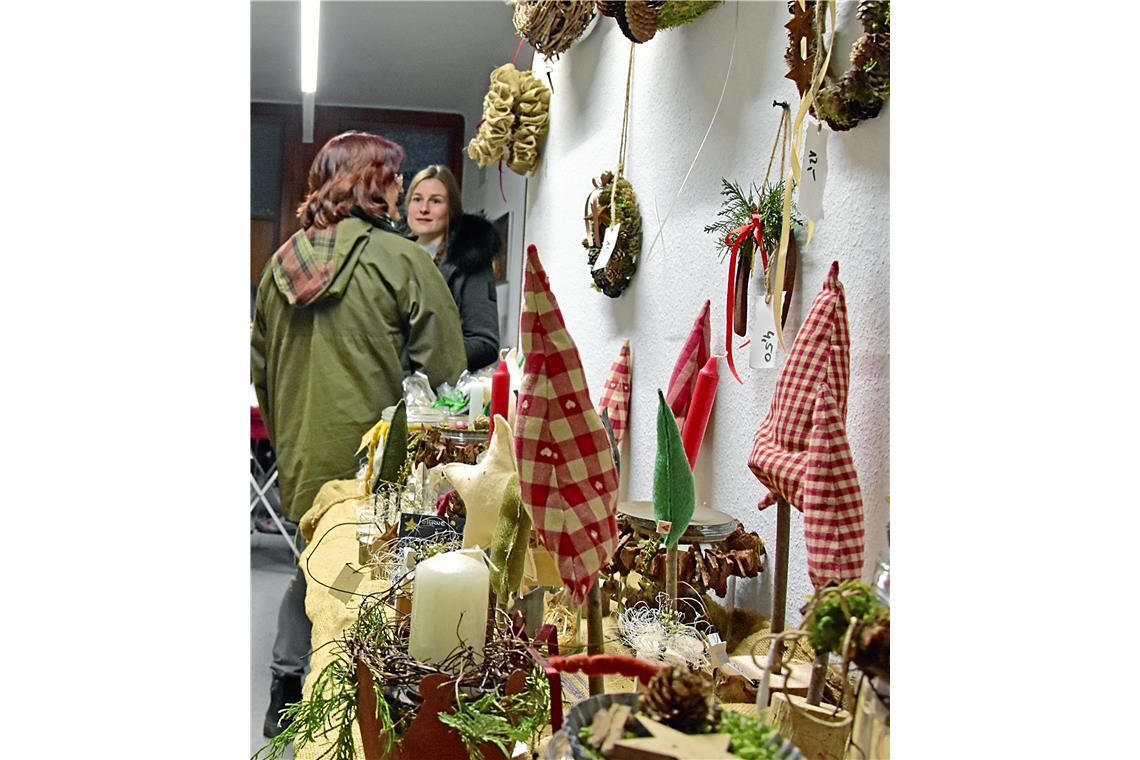 Handgemachte Weihnachtsdeko und selbstgemachte Weihnachtsplätzchen im 2. Oberges...