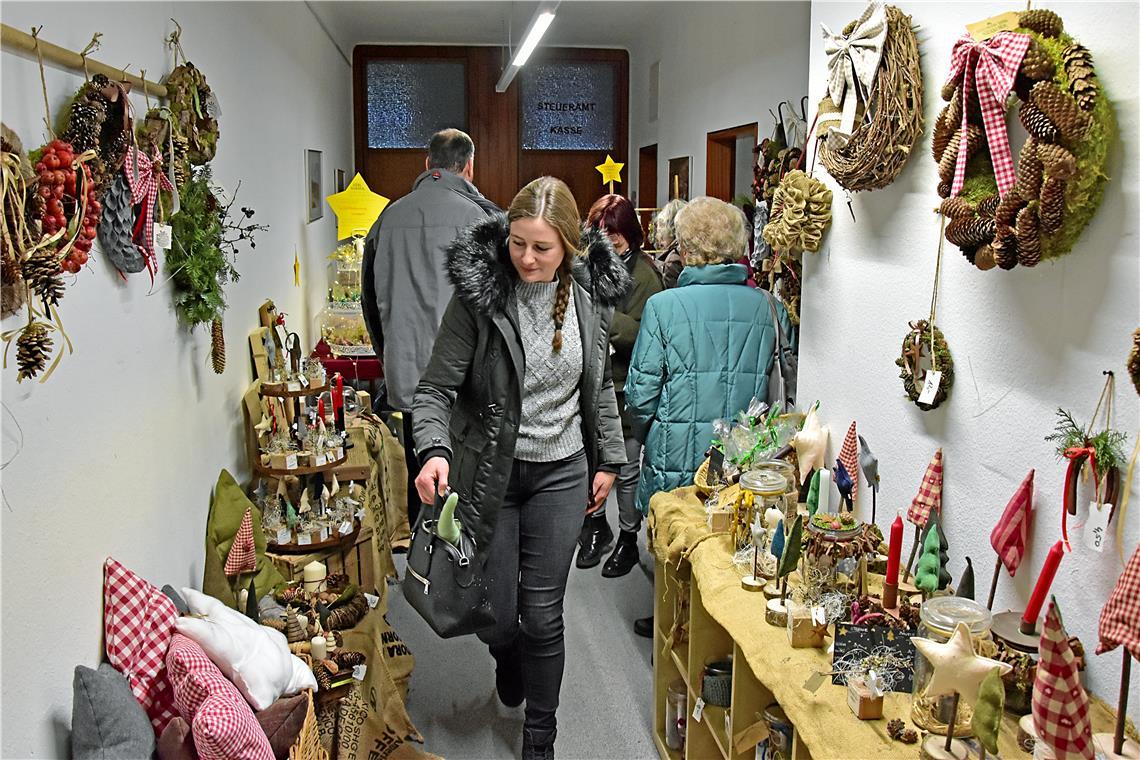 Handgemachte Weihnachtsdeko und selbstgemachte Weihnachtsplätzchen im 2. Oberges...