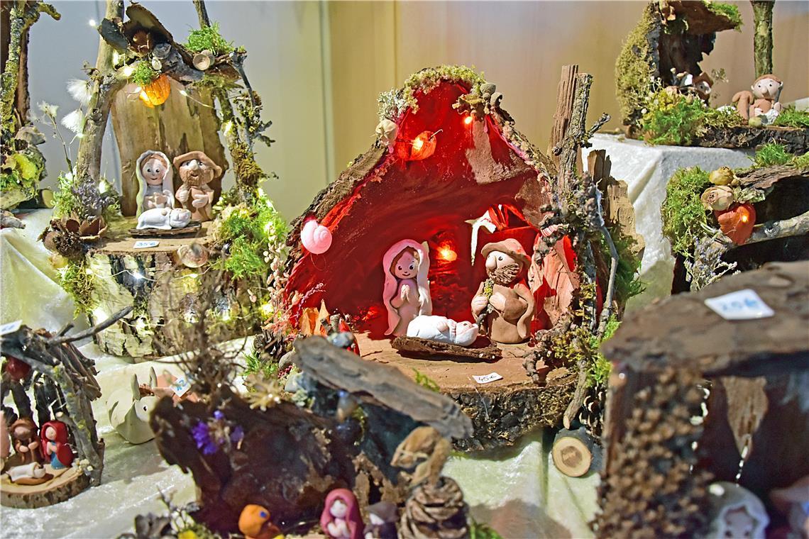 Handgemachte Weihnachtskrippen im 2. Obergeschoss des Rathauses. Adventlicher Ho...