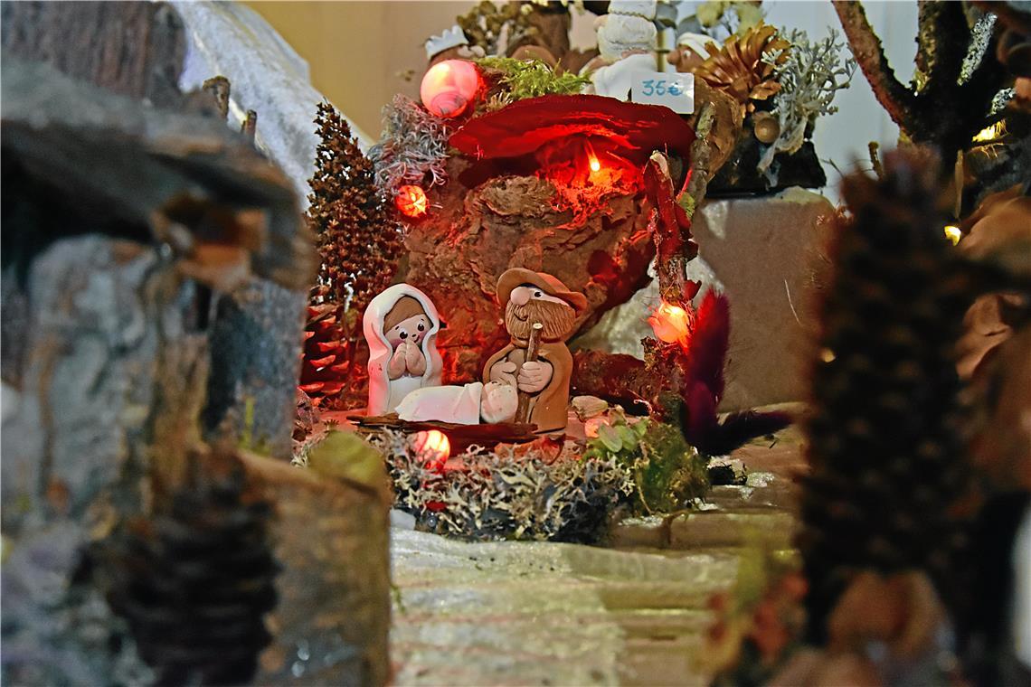 Handgemachte Weihnachtskrippen im 2. Obergeschoss des Rathauses. Adventlicher Ho...