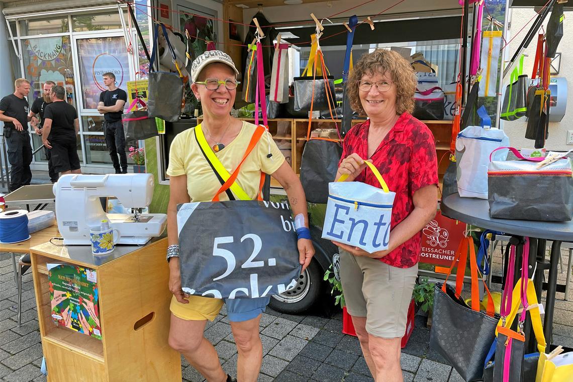 Der Live-Blog zum 53. Backnanger Straßenfest: Mit dem Zapfenstreich klingt das Fest aus Handgenähte Taschen aus alten Werbebannern verkaufen Silke Müller-Zimmermann (links) und Marlies Krautter vor dem Seniorenbüro im Biegel. Foto: K. Fritz
