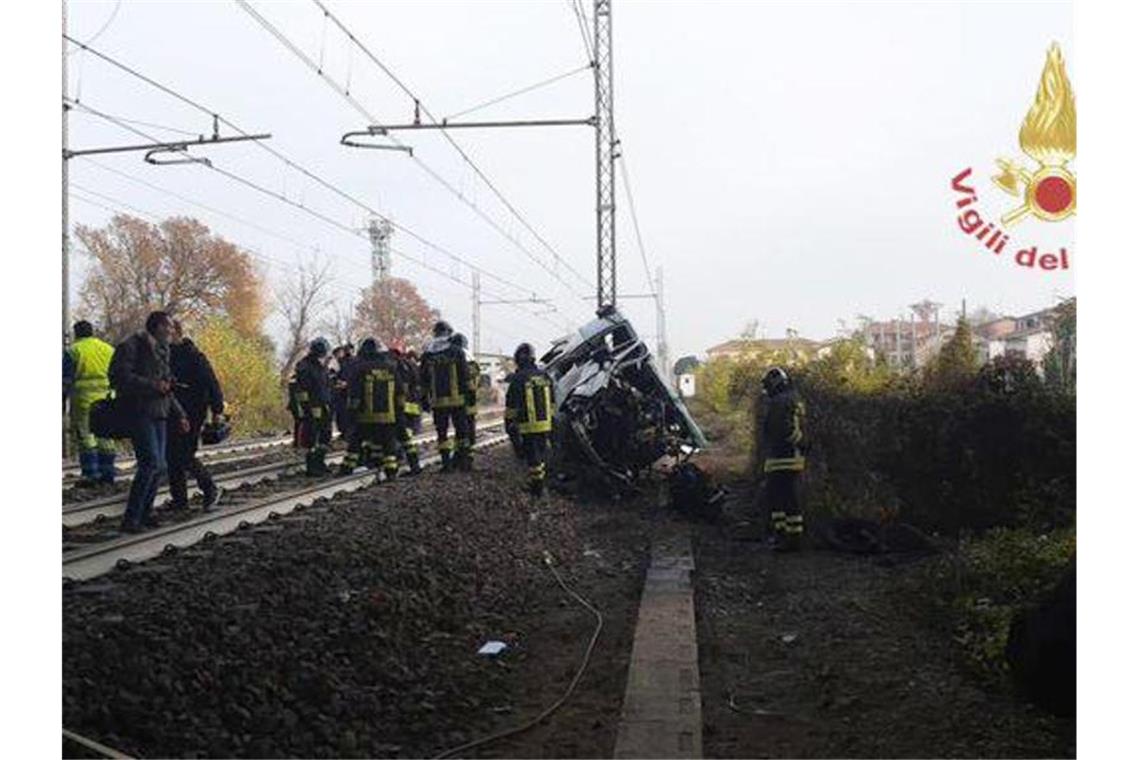 Handout der italienischen Feuerwehr zeigt einen Blick auf die Unfallstelle. Ein Kleinbus war von der Fahrbahn abgekommen, auf Bahngleise geraten und von einem Zug erfasst worden. Foto: -/Vigilfuoco.it/dpa