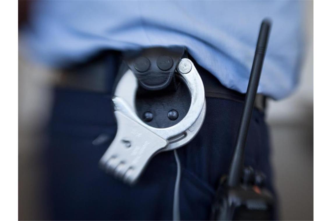 Festnahmen nach erneuten Auseinandersetzungen in Stuttgart Handschellen hängen am Gürtel eines Justizbeamten. Foto: Friso Gentsch/dpa/Symbolbild