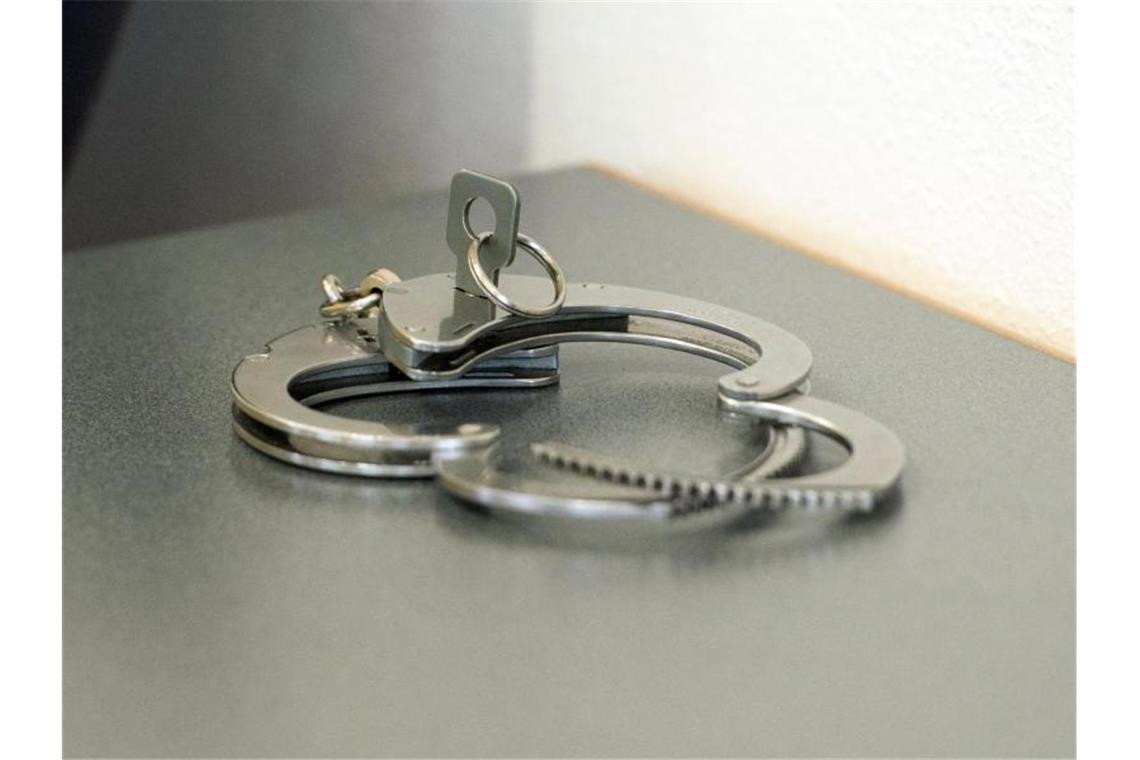Mann im Zusammenhang mit Leichenfund festgenommen Handschellen liegen auf einem Tisch. Foto: Armin Weigel/dpa/Symbolbild