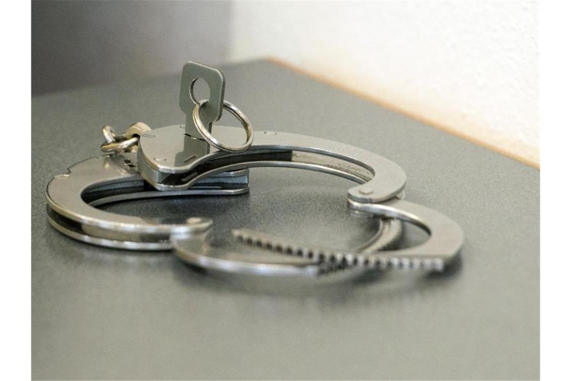 Polizei nimmt mutmaßliches Betrügerpaar in Reutlingen fest Handschellen liegen auf einem Tisch. Foto: Armin Weigel/dpa/Symbolbild