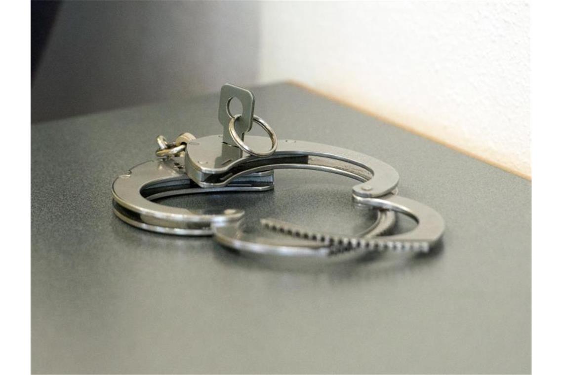 Mann soll bei Streit mit Beil gedroht haben Handschellen liegen auf einem Tisch. Foto: Armin Weigel/dpa/Symbolbild
