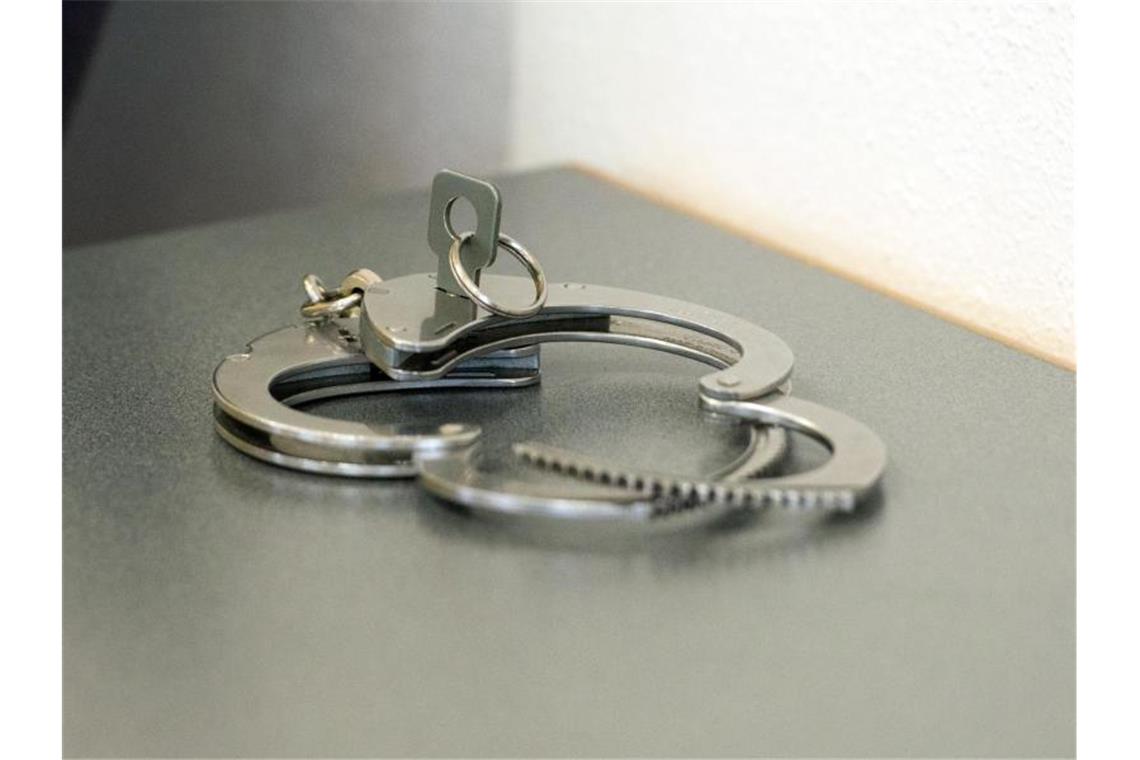 17-Jähriger nach Messerstichen in Untersuchungshaft Handschellen liegen auf einem Tisch. Foto: Armin Weigel/dpa/Symbolbild