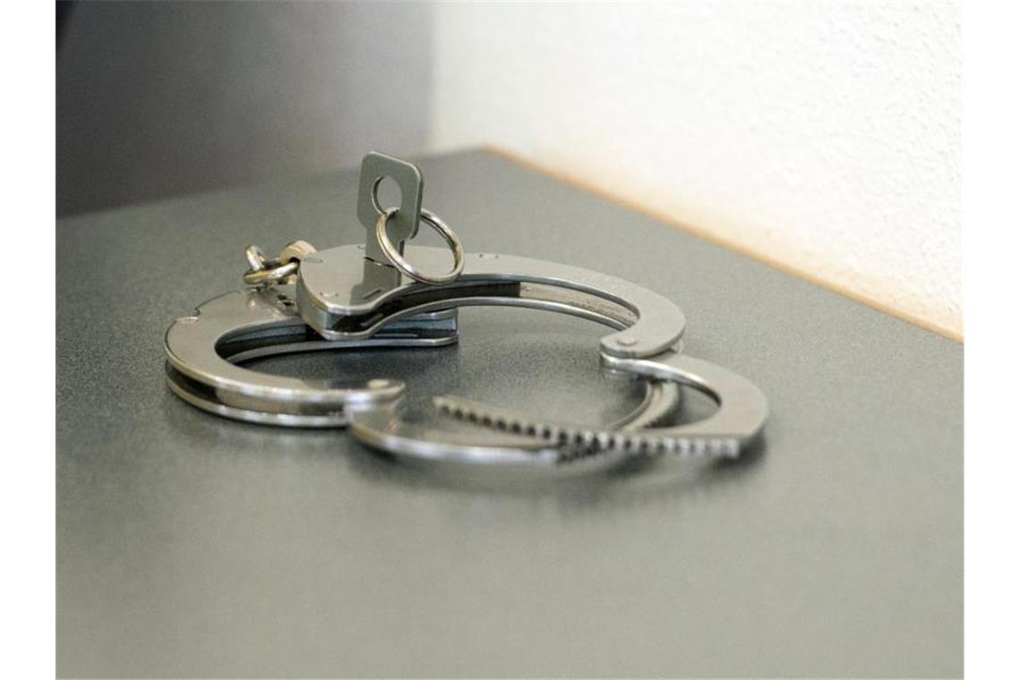 Gruppe soll Jugendliche terrorisiert haben: Festnahmen Handschellen liegen auf einem Tisch. Foto: Armin Weigel/dpa/Symbolbild