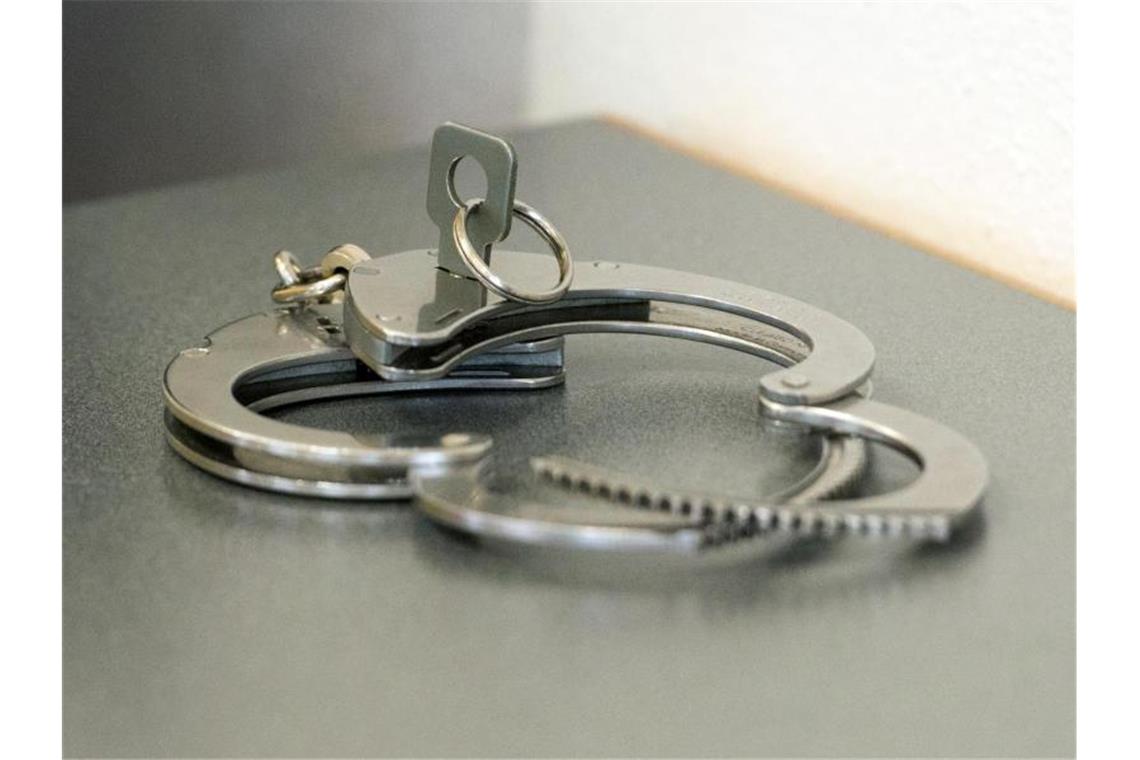 Verdächtiger nach Schüssen auf 41-Jährigen in U-Haft Handschellen liegen auf einem Tisch. Foto: Armin Weigel/Archivbild