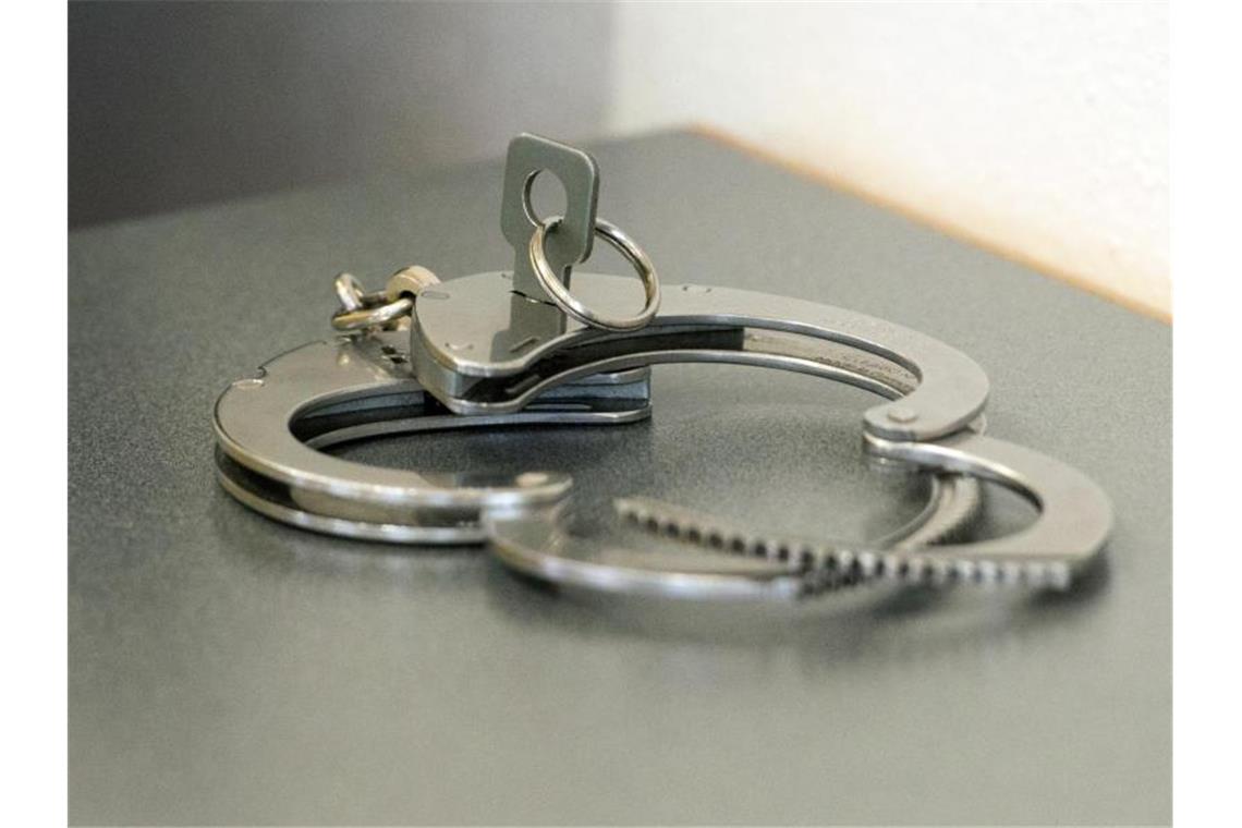 Entflohener Strafgefangener stellt sich der Polizei Handschellen liegen auf einem Tisch. Foto: Armin Weigel/Archivbild