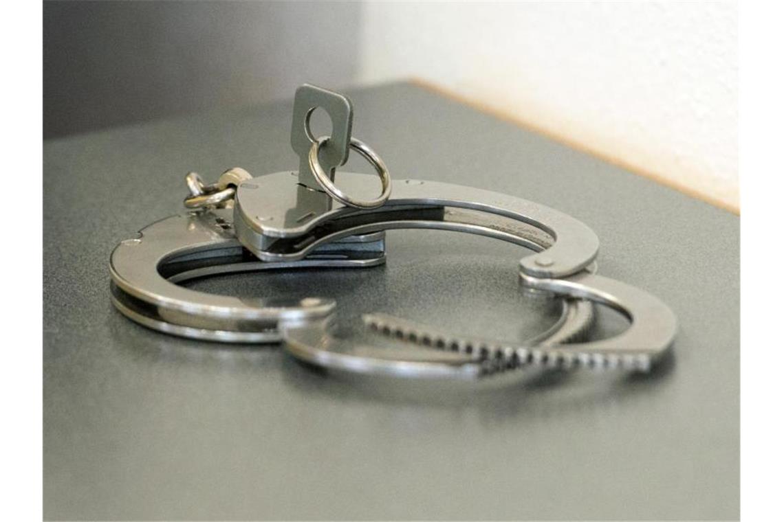 Mann verletzt Ex-Freundin mit Messer lebensgefährlich Handschellen liegen auf einem Tisch. Foto: Armin Weigel/dpa/Symbolbild