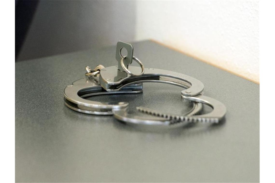 Handschellen statt Geld für falsche Polizisten Handschellen liegen auf einem Tisch. Foto: Armin Weigel/dpa/Symbolbild