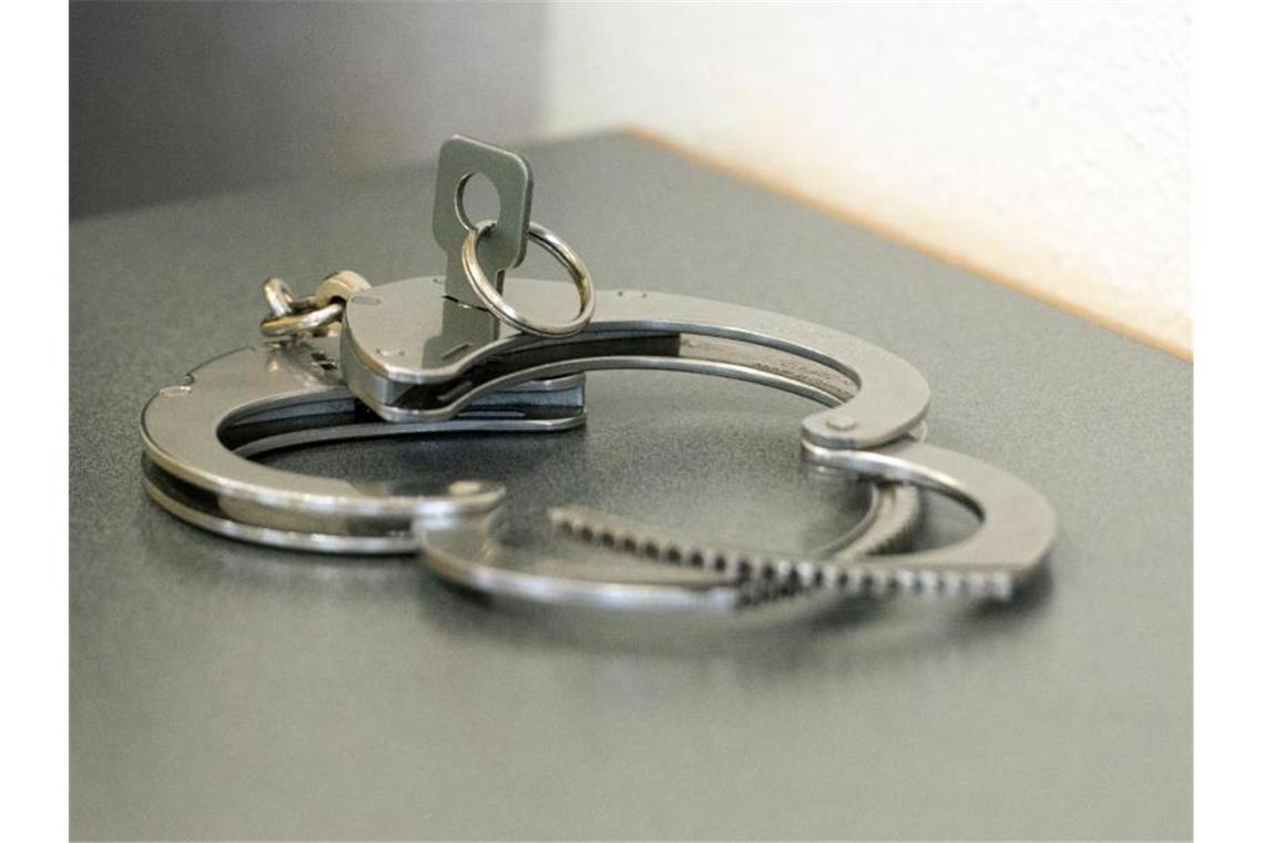 Nach Fund von Frauenleiche: 30-Jähriger in Haft Handschellen liegen auf einem Tisch. Foto: Armin Weigel/Archivbild