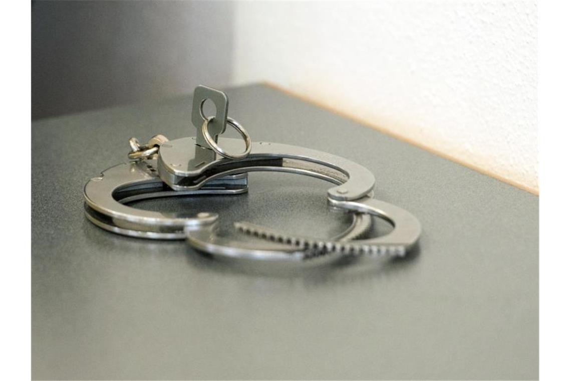 Sohn sticht auf Vater ein: 29-Jähriger in Untersuchungshaft Handschellen liegen auf einem Tisch. Foto: Armin Weigel/dpa