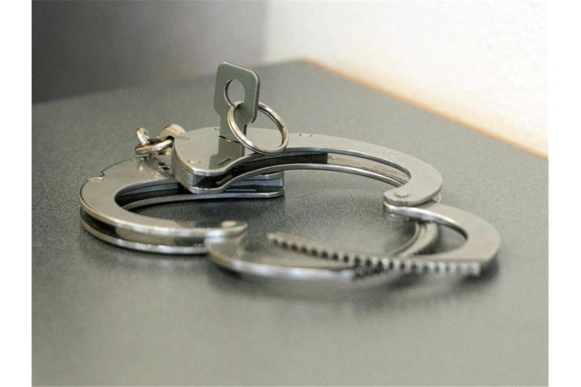 Mutmaßliche Trickbetrüger in Haft Handschellen liegen auf einem Tisch. Foto: Armin Weigel/dpa
