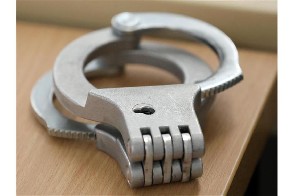Tod eines Mannes: Polizei nimmt zweiten Verdächtigen fest Handschellen liegen auf einem Tisch. Foto: Bernd Wüstneck/Archivbild