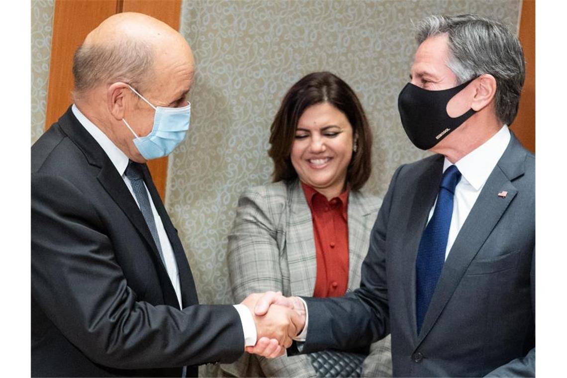 Handschlag: Frankreichs Außenminister Jean-Yves Le Drian (l) und sein us-amerikanischer Amtskollege Anthony Blinken begrüßen sich. Foto: Bernd von Jutrczenka/dpa