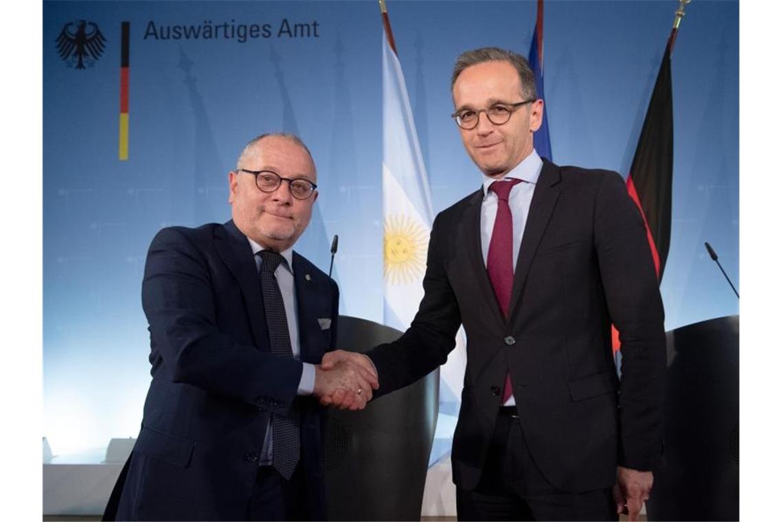 Handschlag im Auswärtigen Amt: Bundesaußenminister Heiko Maas und sein argentinischer Amtskollege Jorge Marcelo (l), einer der Konferenz-Teilnehmer. Foto: Ralf Hirschberger