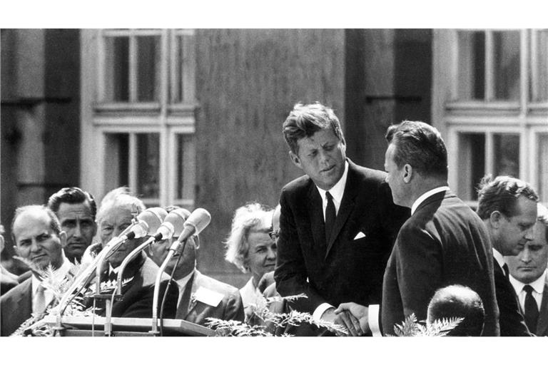 Handschlag in Berlin: US-Präsident John F. Kennedy (M) und der Regierende Bürgermeister von Berlin, Willy Brandt (r), vor dem Schöneberger Rathaus am 26. Juni 1963. Dort sprach Kennedy den legendären Satz "Ich bin ein Berliner".