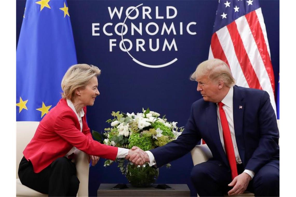 Handschlag: Ursula von der Leyen trifft beim Weltwirtschaftsforum auf Donald Trump. Foto: Evan Vucci/AP/dpa