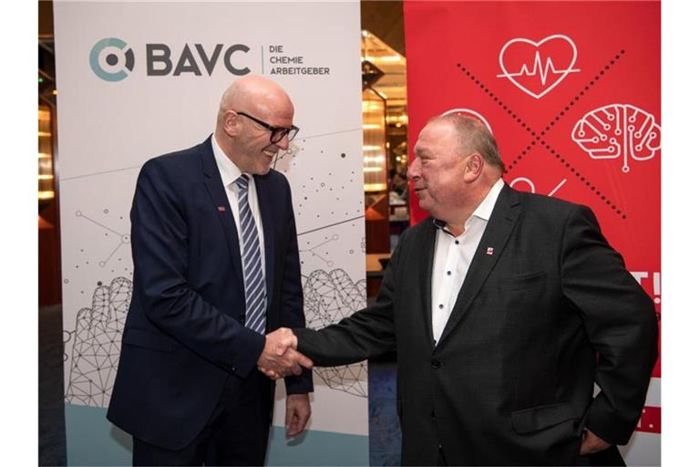 Handschlag zu Beginn der Gespräche: Georg Müller (l), Verhandlungsführer der Arbeitgeber, und Ralf Sikorski, Verhandlungsführer der Gewerkschaft IG BCE. Foto: Sina Schuldt/dpa