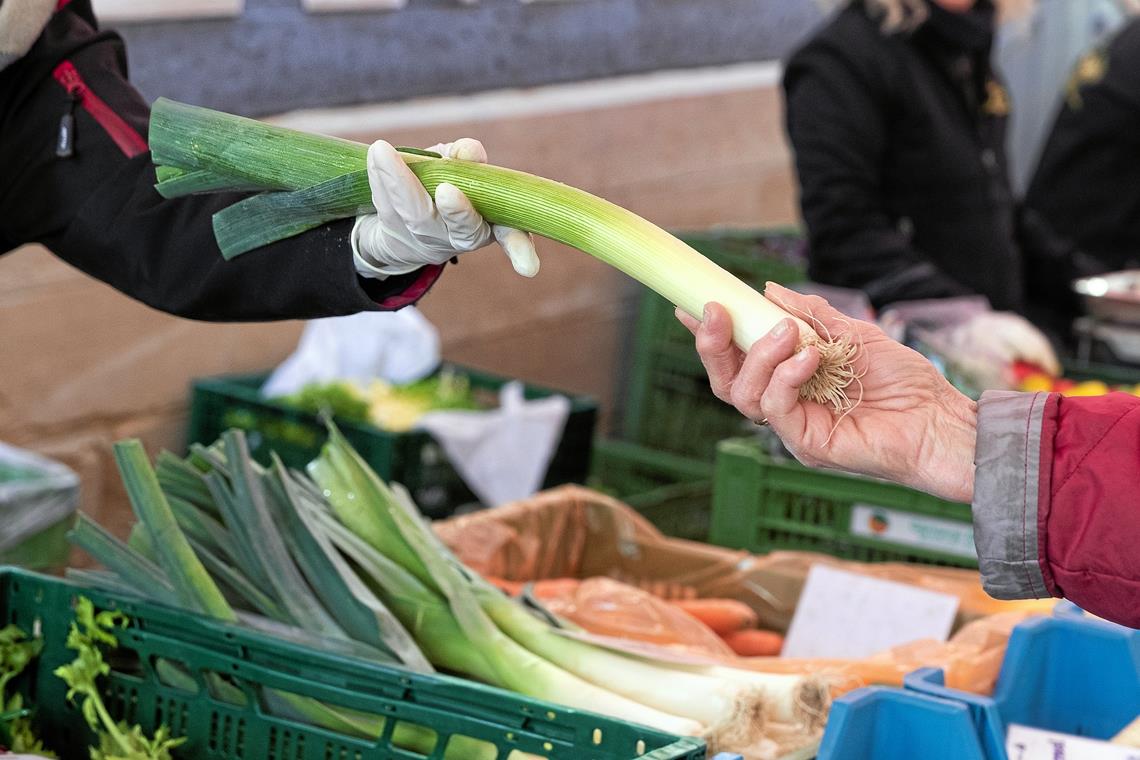 Handschuhe haben fast alle Händler auf dem Backnanger Wochenmarkt in Gebrauch. Foto: J. Fiedler