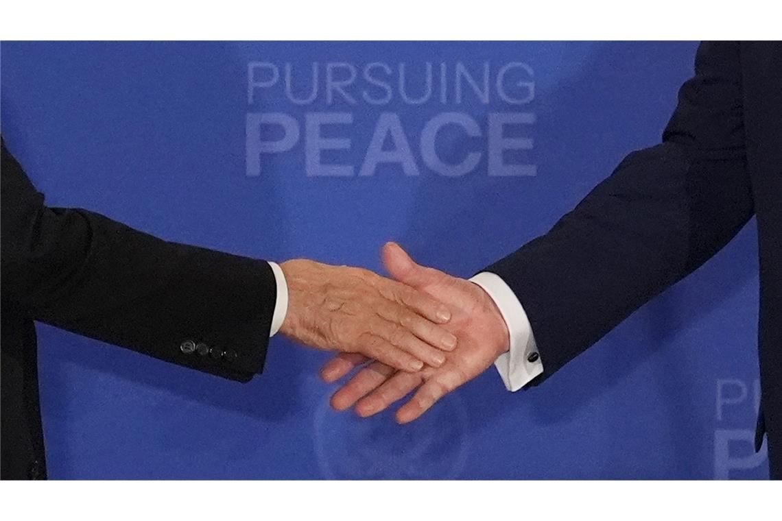 „Handshake in Alaska: Trump und Putin treffen sich in Alaska